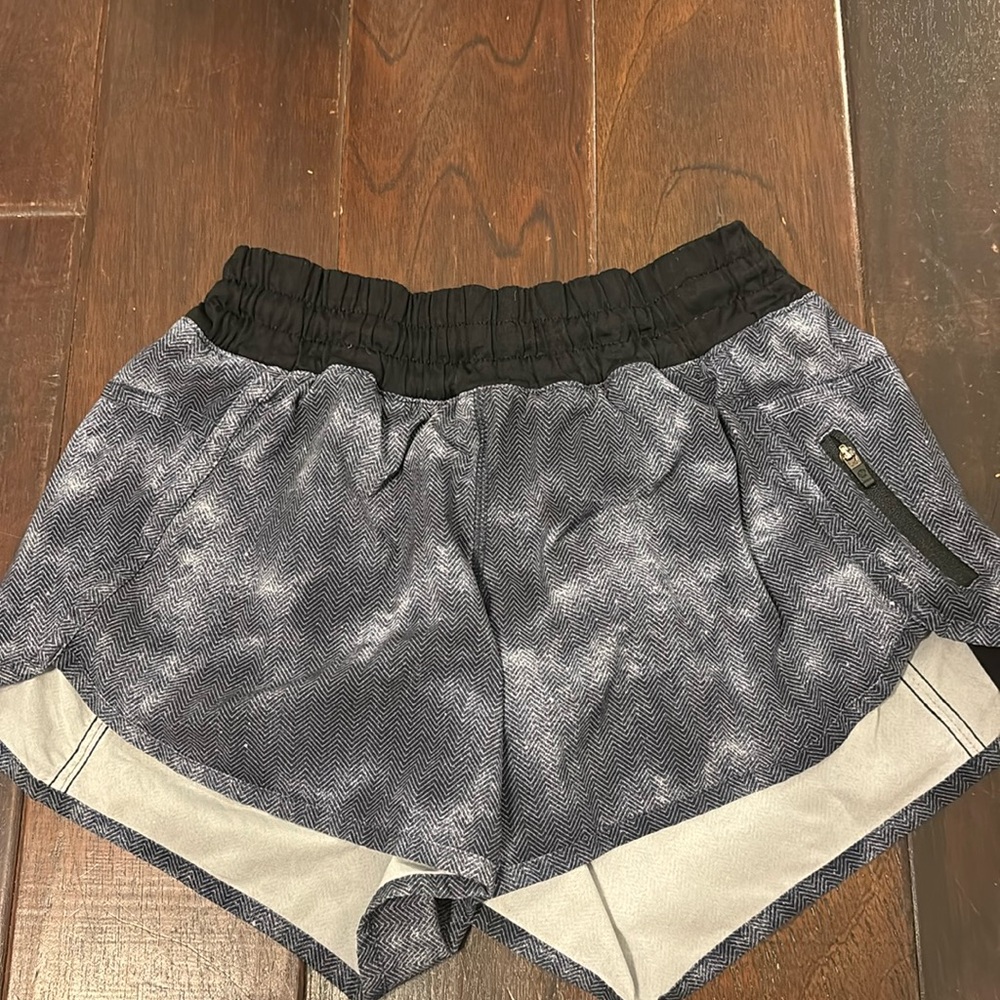 Luulemon shorts size 6, 2.5 inch